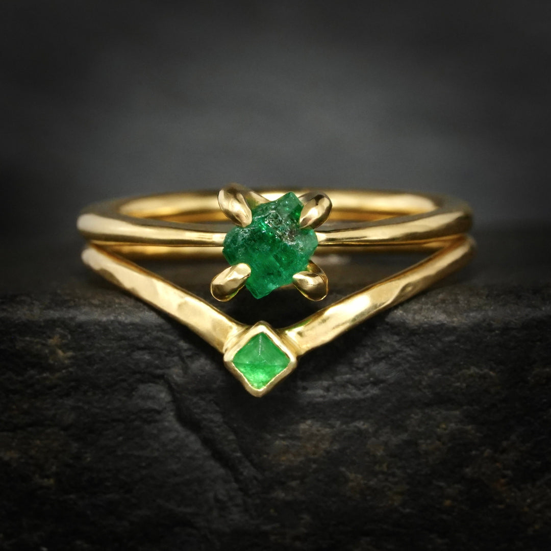 Raw Emerald Crystal Ring: RTS Solid 18k Yellow Gold 4 Prong Set Raw Uncut Natural Emerald Crystal Ring in US size 5 / UK size J 1/2