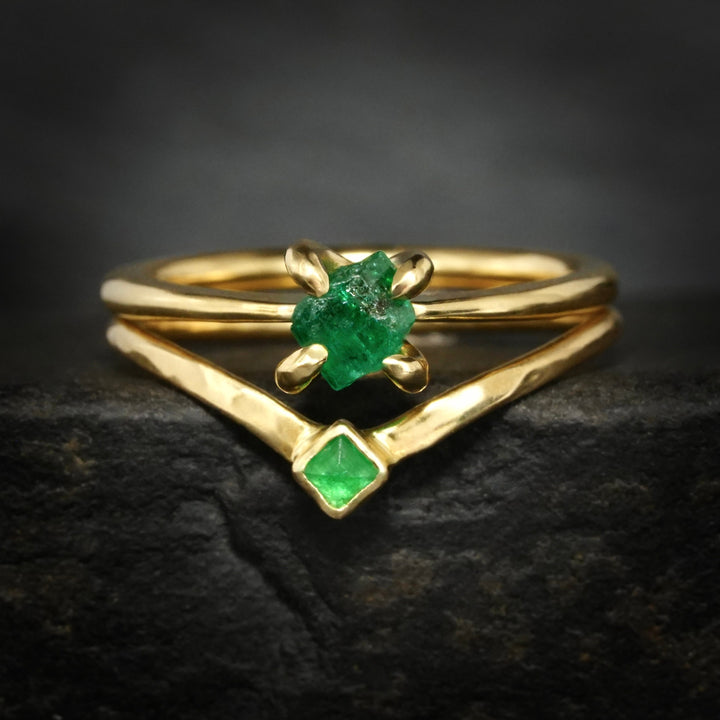 Raw Emerald Crystal Ring: RTS Solid 18k Yellow Gold 4 Prong Set Raw Uncut Natural Emerald Crystal Ring in US size 5 / UK size J 1/2