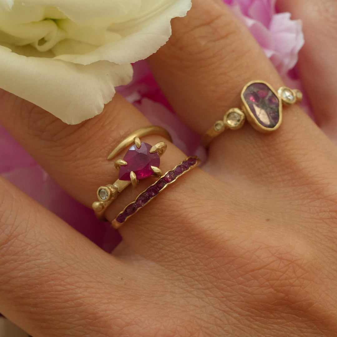 Raw Ruby Band Ring. Yellow Gold Nature Inspired Raw Uncut Natural Ruby Slim Band Ring. Ruby Wedding Band. Ruby Promise Ring Unique Ruby Ring